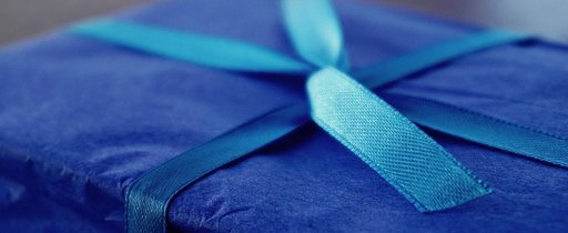 Ett blått paket med ett ljusblå snöre
