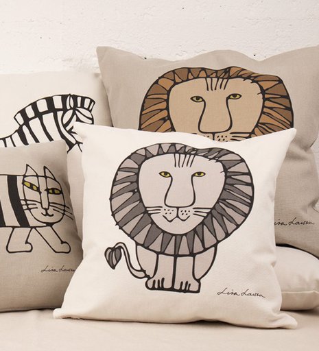 En soffa med flera kuddar med mönster från Lisa Larson