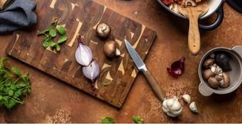 En skärbräda i trä från Orrefors Jernverk