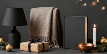 En julinspirerad bild med svarta detaljer och en julklapp med svart snöre runt sig.