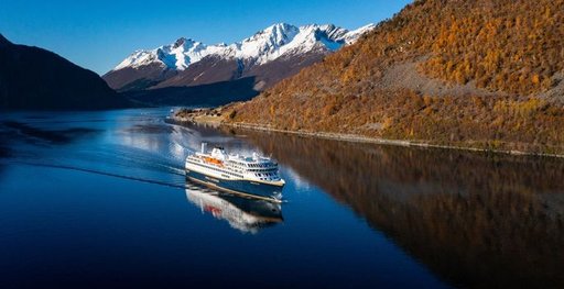 En kryssningsfartyg på vatten i den nordiska miljön