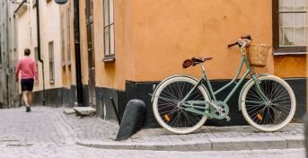 En parkerad retrocykel från Stålhästnen i en gränd.