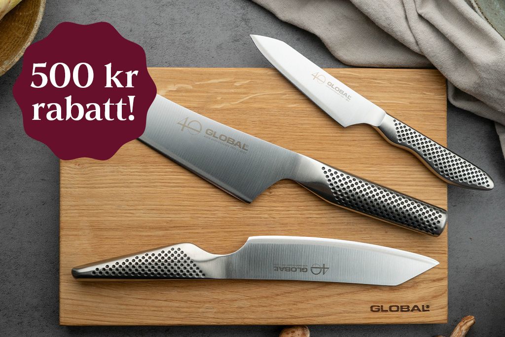 Tre globalknivar liggandes på en skärbräda