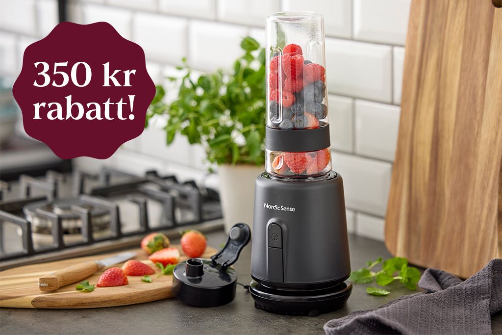 En svart smoothiemixer med frukt