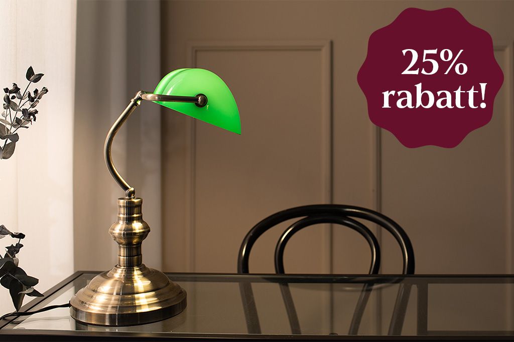 En grön bordslampa med gulddetaljer