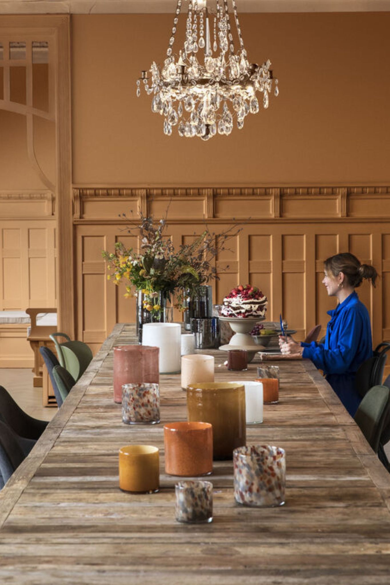 Ett dukat bord med massor av ljuslyktor