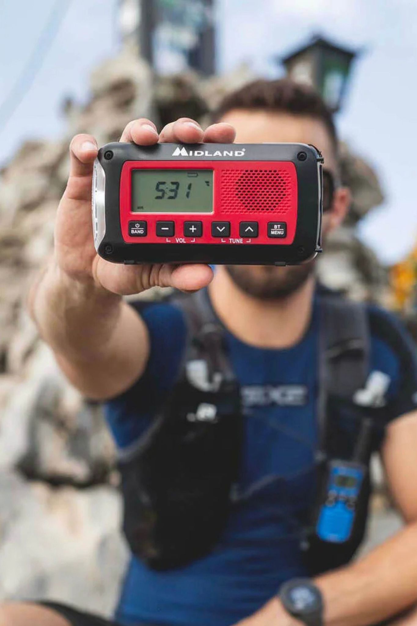 En person hållandes i en röd nödradio