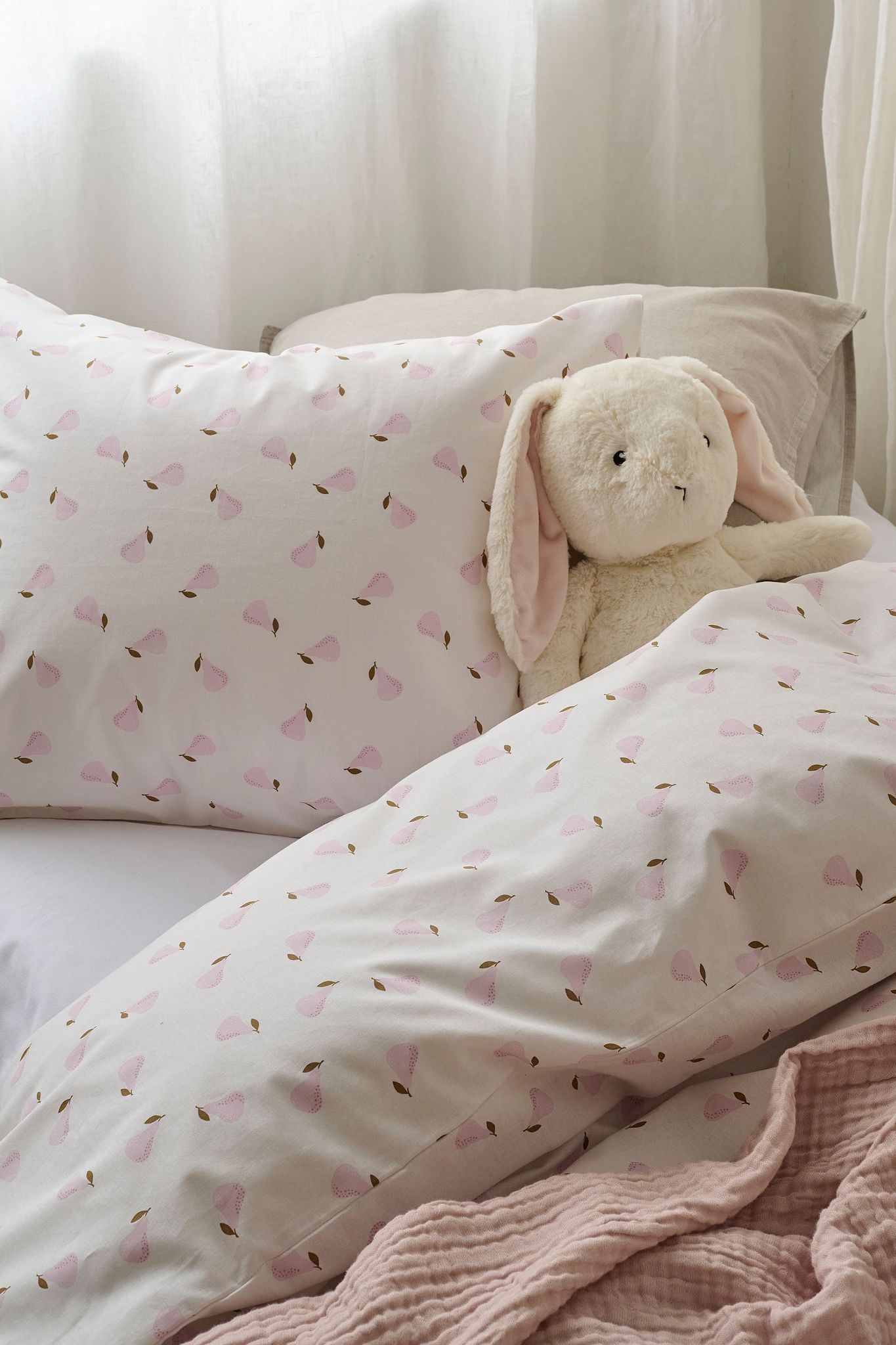 En bäddad säng med en nalle