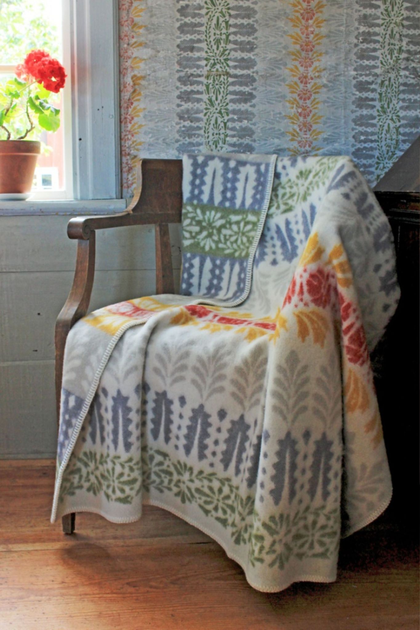 En ullfilt liggandes i en stol