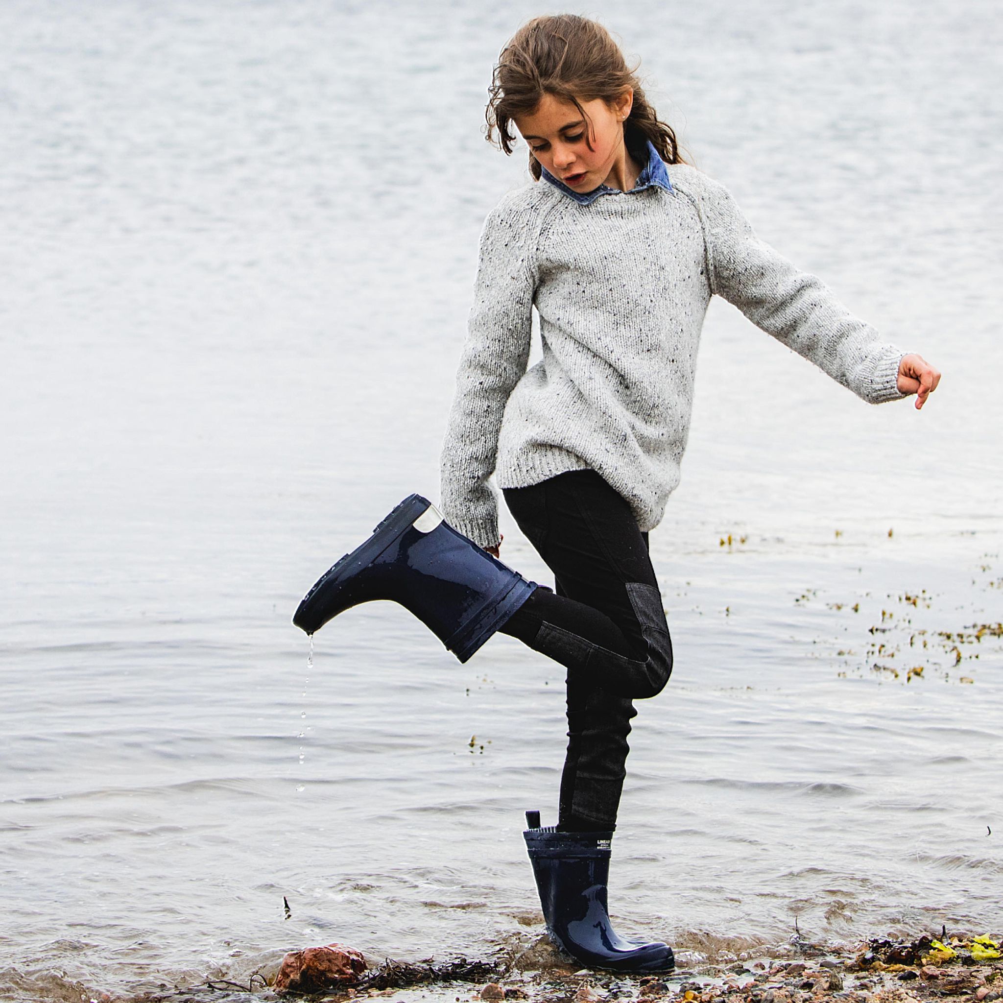 En flicka som går på stranden med sina leggings från Ossoami