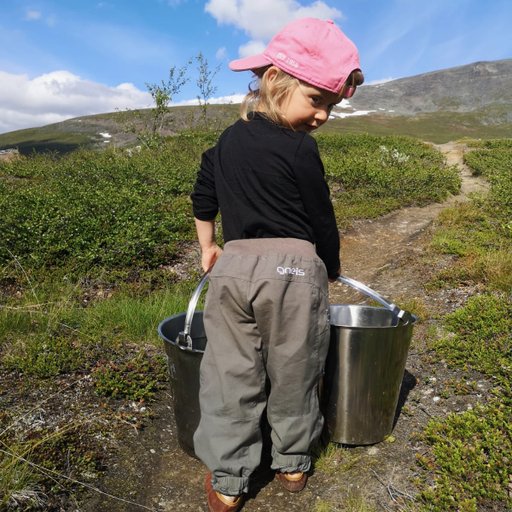 Gneis Glimmer friluftsbyxa i grey. Snabbtorkande & sköna perfekta för utflykten. Barn bär hinkar på fjällstigen.