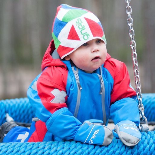 En litet barn som är iklädd skalhandsken Mitten Light från Gneis barnkläder
