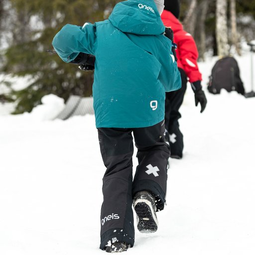 Gneis Gizmo vinterbyxa. Varm, vattentät och smidig vinterbyxa. Barn som springer uppför snöbacke.