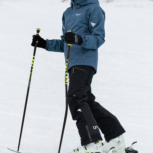 Gneis Gizmo vinterbyxa. Varm, vattentät och smidig vinterbyxa. Barn som åker slalom.