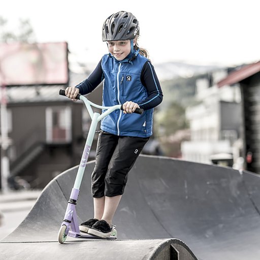 Gneis Zax termobyxa. Smidig superskön byxa. Funkar även som mellanlager. Barn som leker med kickbike.