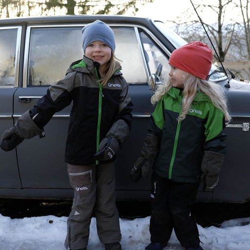 Gneis Wool Hat ullmössa. Tunn, mjuk och skön mössa i merinoull. Barn leker i snön.
