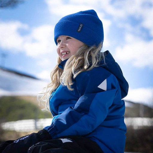 Gneis Speed vinterjacka i blue-navy. Varm, vattentät och smidig. Barn leker i snön.