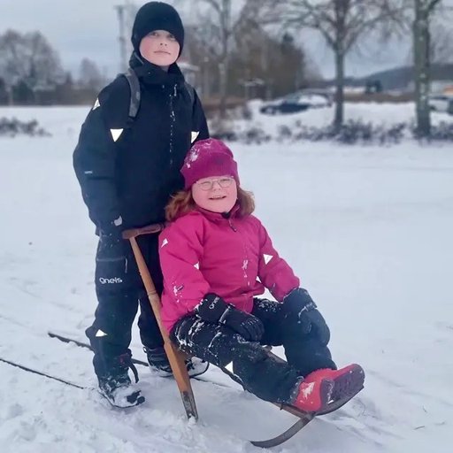 Gneis Speed Space vinterjacka i cerice. Varm, vattentät och smidig. Barn sitter på spark.