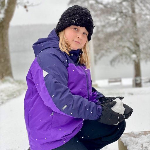 Gneis Speed Space vinterjacka i purple-dkpurple. Varm, vattentät och smidig. Barn gör en snöboll.