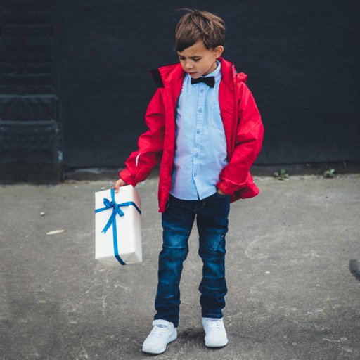 Gneis Ossoami Amigo jeans. Slitstarka, sköna jeans som tål tuffa tag. Barn på väg på kalas med present i handen.