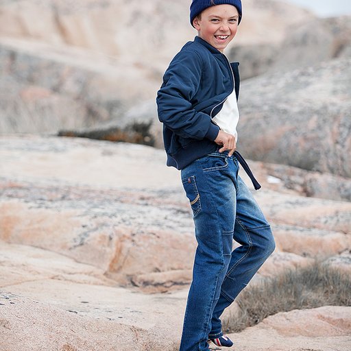 Gneis Ossoami Vinur sweatpant. Slitstarka, sköna sweatpants som tål tuffa tag. Barn går på klipporna.