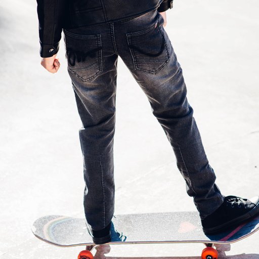 Gneis Ossoami Vinur sweatpant. Slitstarka, sköna sweatpants som tål tuffa tag. Barn står på skateboard.