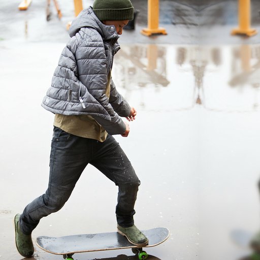 Gneis Ossoami Vinur sweatpant. Slitstarka, sköna sweatpants som tål tuffa tag. Barn åker skateboard.