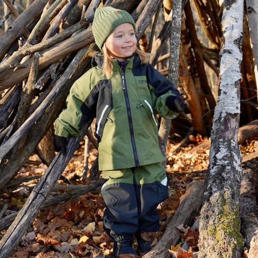 Flicka i Turmalin set skalkläder från Gneis som är ute i skogen