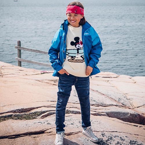 Barn som står på klippa i Speed Shell skaljacka från Gneis