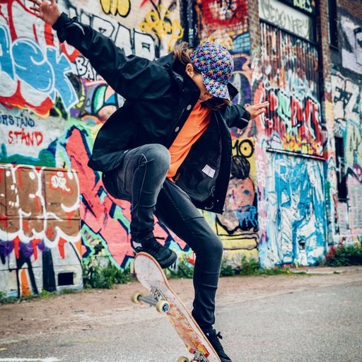 Barn på skateboard i Speed Shell skaljacka och Ossoami byxor från Gneis