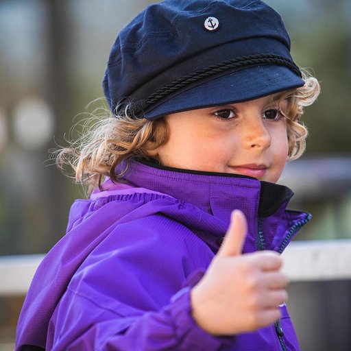 Nöjda barn i Gneis skalkläder