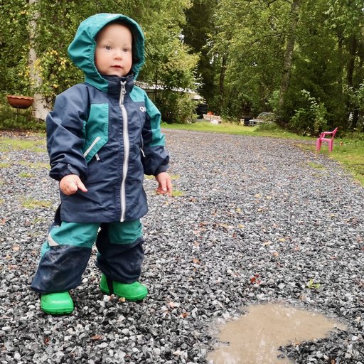 Barn framför vattenpöl i Turmalin skalset från Gneis