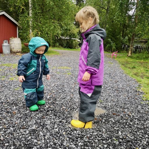 Barn på grusplan i Turmalin skalset från Gneis
