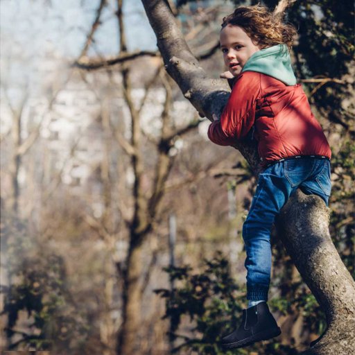 Barn klättrar i träd med slitstarka jeans från Ossoami