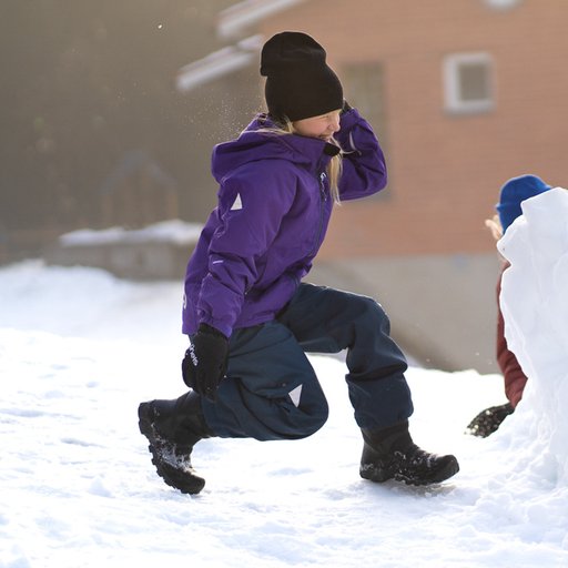 Gneis Speed Shell skaljacka i purple. Skal funkar även vintertid med mellanlager under. Barn som bygger snögubbe.