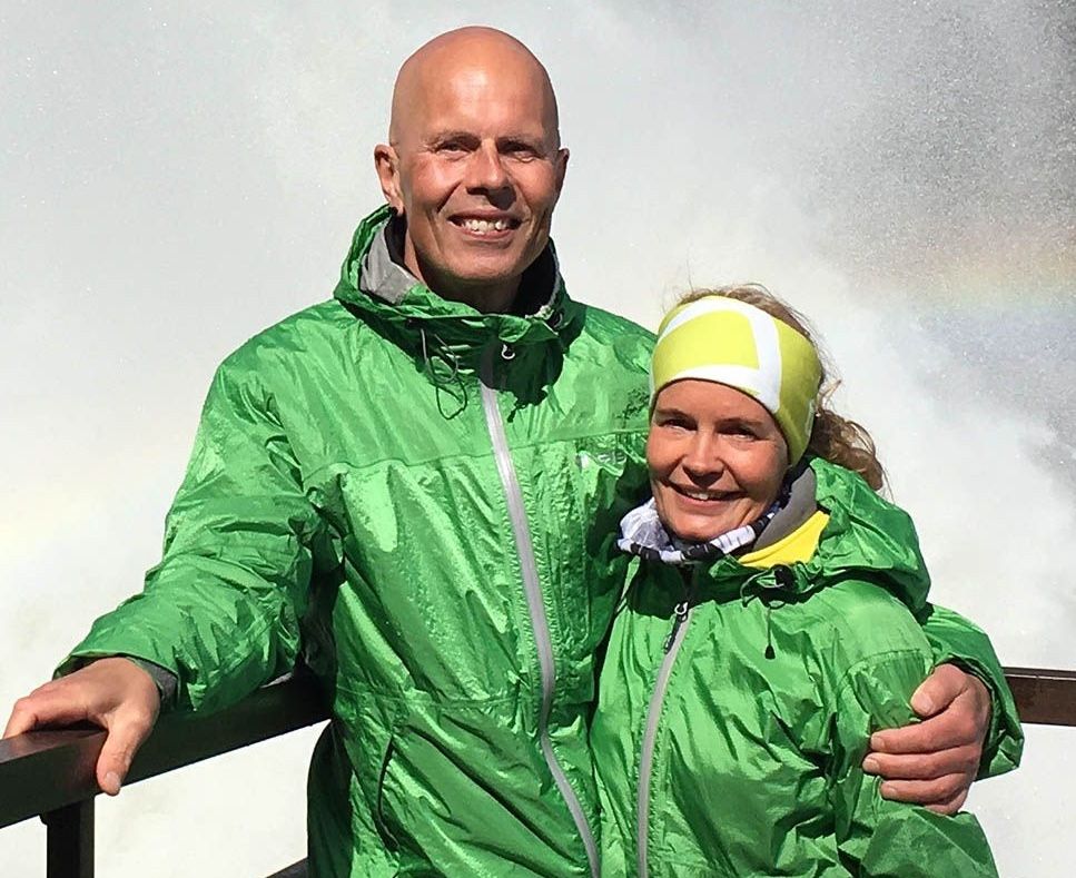 Bild på Ulf och Johanna som efter 20 år nu säger HEJDÅ