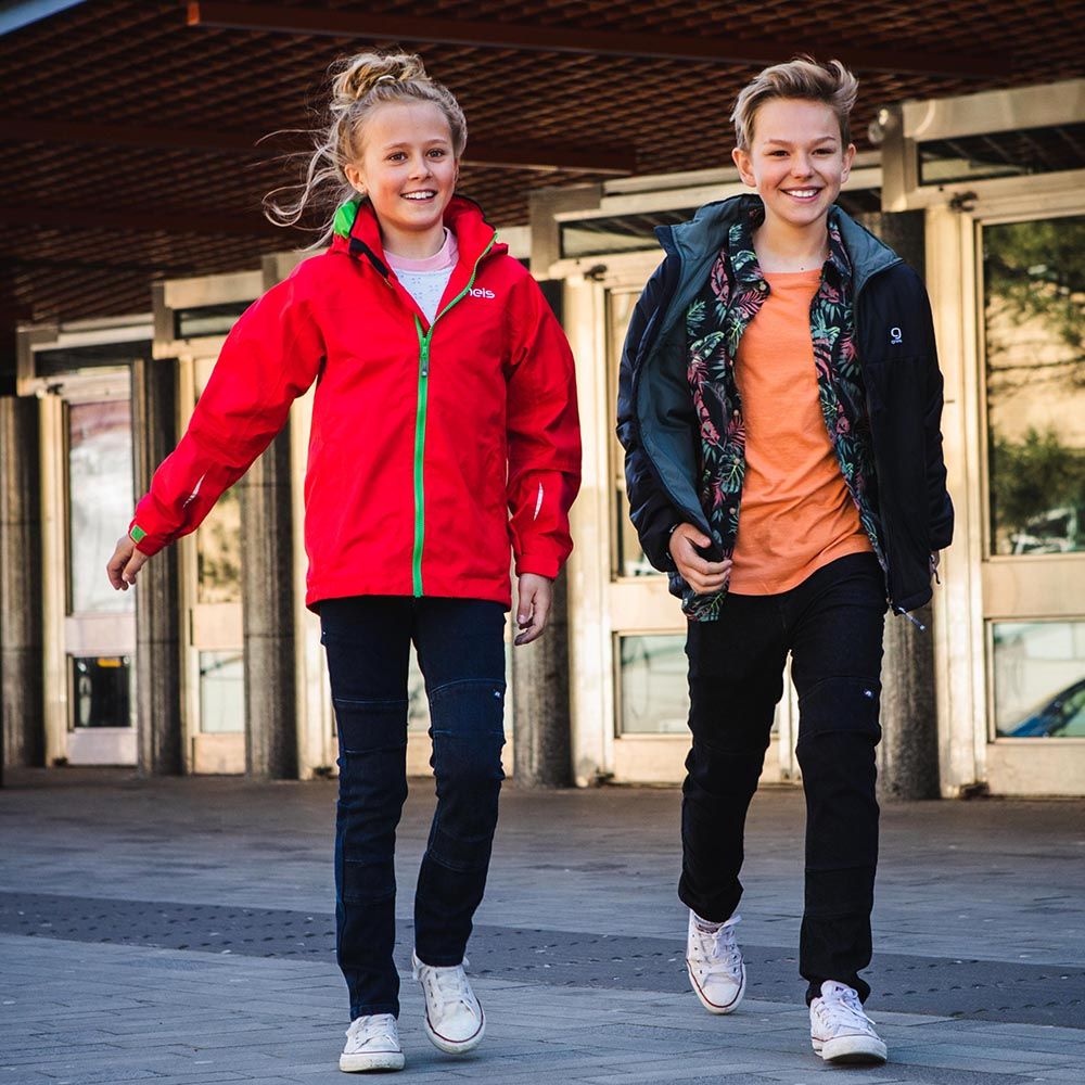 Glada barn i kläder från Gneis och Ossoami