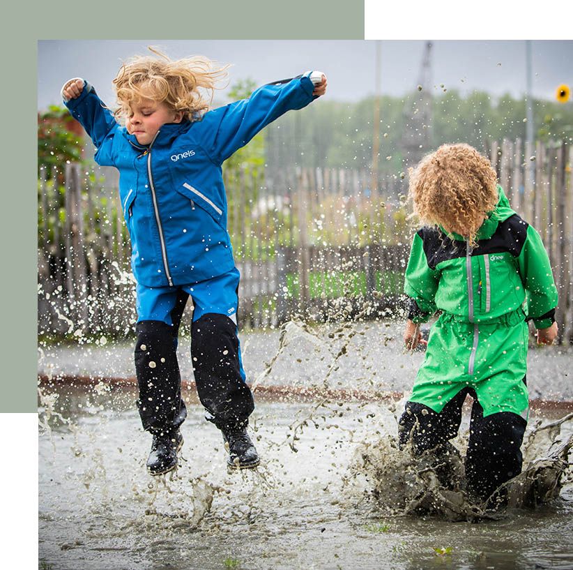 Glada barn hoppar i vattenpölar med vattentäta skalkläder från Gneis