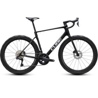 CUBE Attain C:62 SLT 2027 maantiepyörä CUBE Attain C:62 SLT 2027 maantiepyörä carbon´n´white
