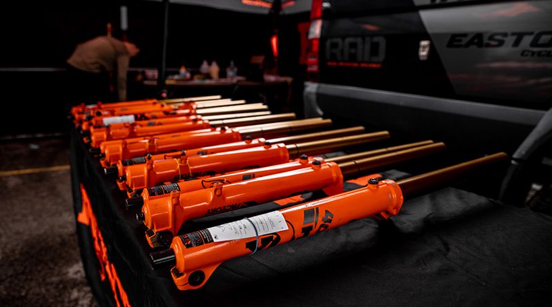 Oransseja Fox Racing Shox-joustokeuloja rivissä.