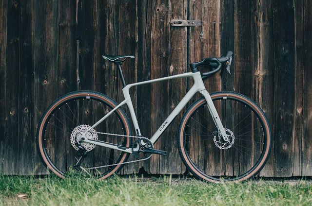 Cube Nuroad C:62 One seinää vasten nurmikolla