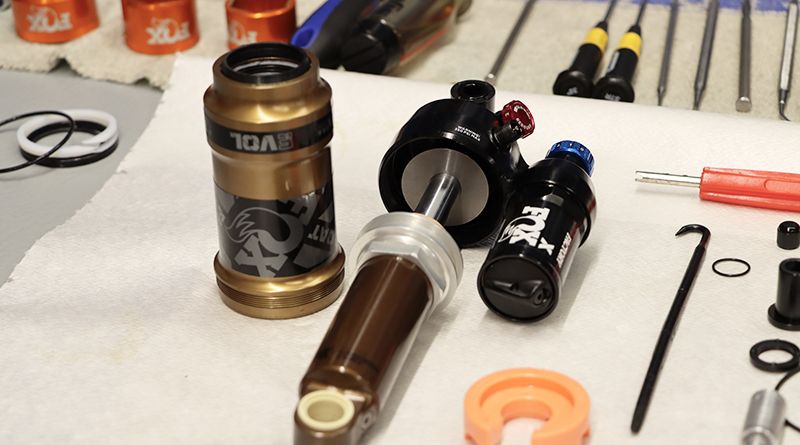 Osiin purettu Fox takaiskunvaimennin.