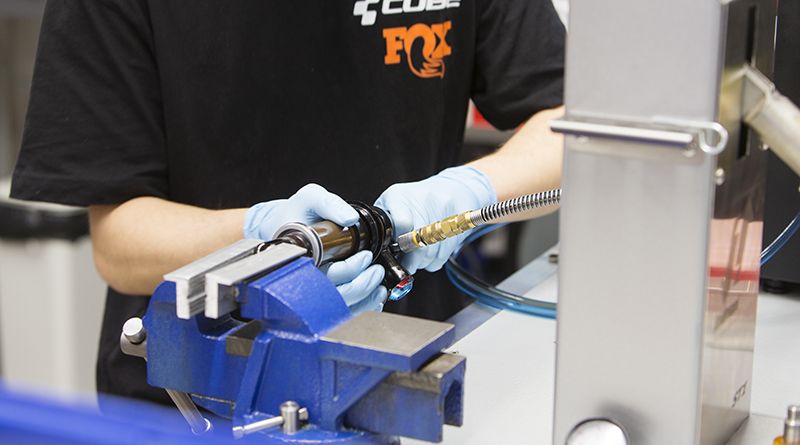 Fox iskunvaimentimen huolto.