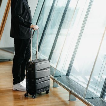 Sort kabinkoffert på flyplass