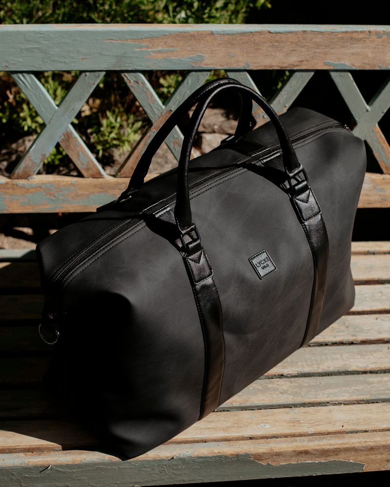 Sort bag fra Lycke Oslo på en benk utendørs