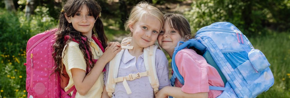 Barn med fargerike skolesekker