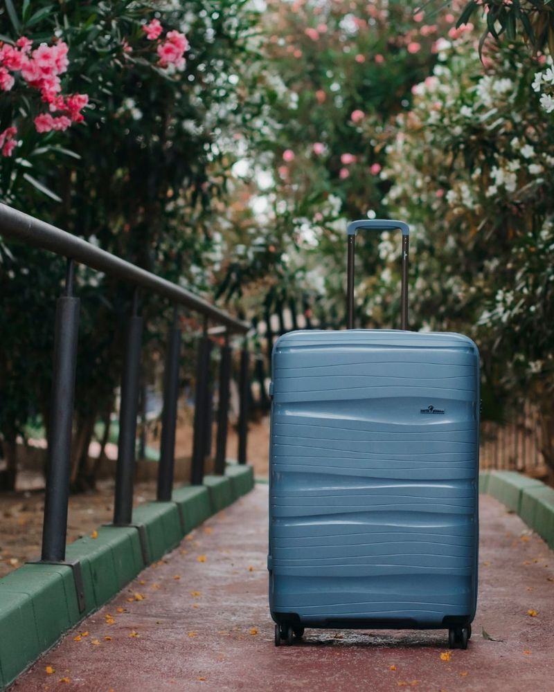 Blå koffert i sydligere strøk. 