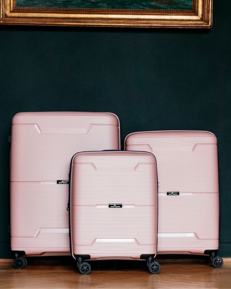 grønn hardcase trillekoffert i på Times Square i New York. Fra north pioneer