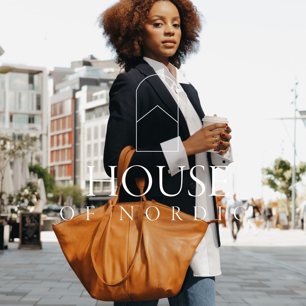 COGNAC farget skinnveske holdt av dame house of nordic