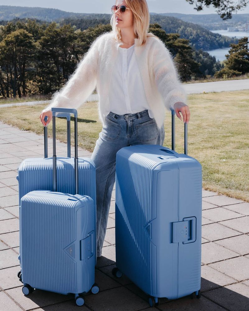 Beige tote holdt av dame i rød dressjakke